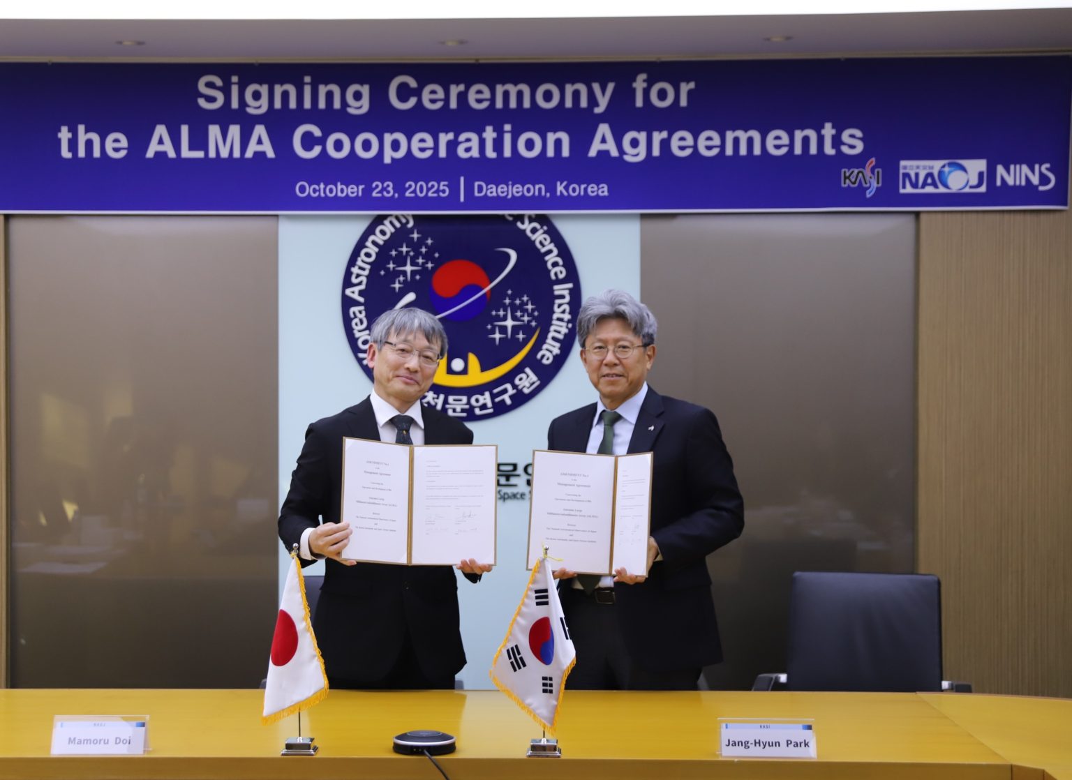 NAOJ and KASI representatives at the MOU signing ceremony1